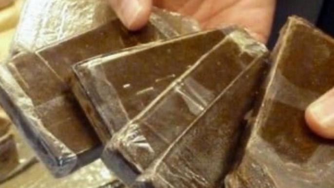 حجز 16 كيلوغرامًا من مخدر الشيرا وملاحقة ثلاثة مروجين جنوب آسفي