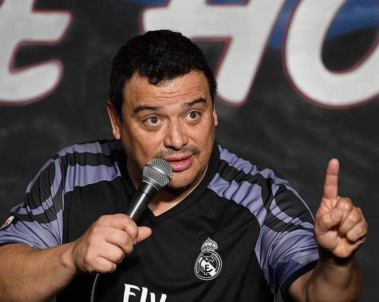 El comediante Carlos Mencia se declara no culpable de 12 cargos fiscales