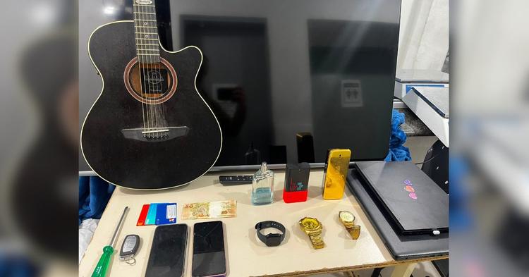 Violão, TV, perfumes e outros itens furtados são recuperados em carro na BR-101 em Itapema