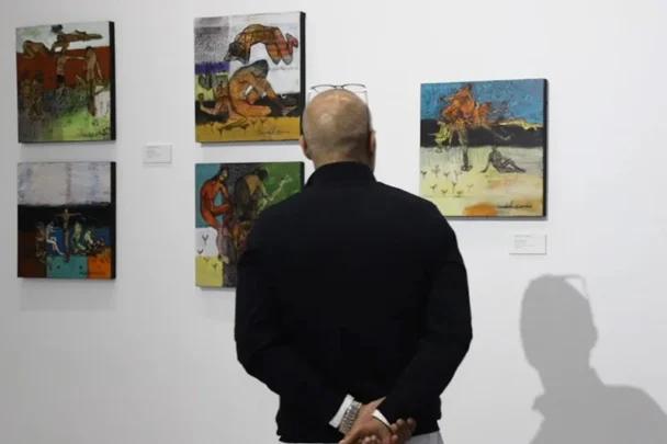أعمال فنية مميزة تستأثر باهتمام الجمهور في معرض شيشاوة للفن والصحة النفسية