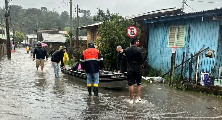 Frente quente e baixa pressão trazem acumulados extremos e risco de alagamentos ao território gaúcho