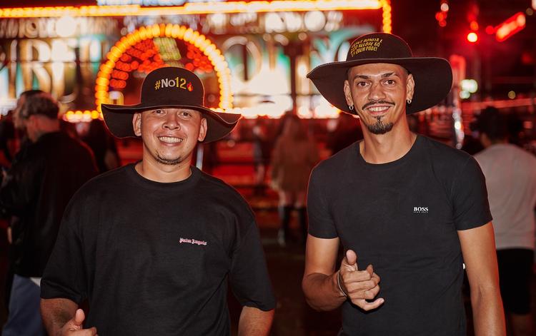 Estilo de chapéu usado por Natanzinho Lima vira nova 'febre' entre público do rodeio