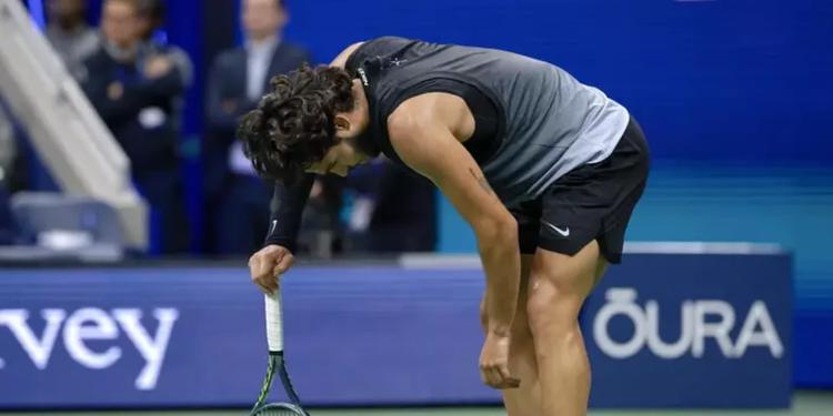Us Open, Shelton vince una battaglia epica con Alcaraz. Lo spagnolo vomita nell'asciugamano