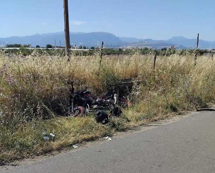 Incidente a Eboli sulla Statale 18: scontro violento tra auto e moto, due feriti in codice rosso