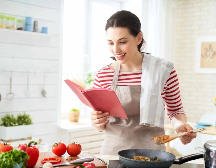 Mom preparing baby meal while following a feeding schedule.