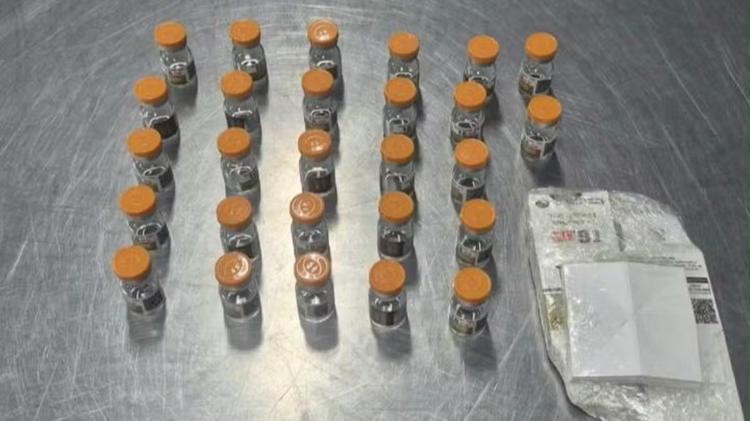 PF prende homem com 28 frascos de medicamento para emagrecimento no Galeão