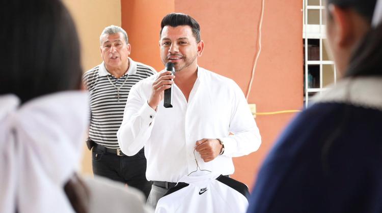 Roberto Flores Zúñiga entrega uniformes a los campeones de básquetbol de Loma Bonita