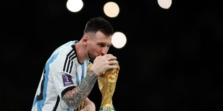 L'ultimo bacio all'Albiceleste, Leo Messi dice addio alla Nazionale argentina. La lettera ai tifosi: «Ora sono uno di voi»