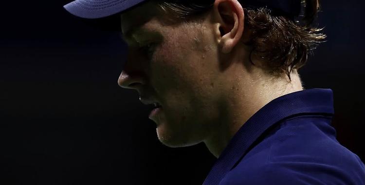 Jannik Sinner salta gli Us Open. L’annuncio: «Il ginocchio destro mi dà fastidio. Non sono pronto per competere»
