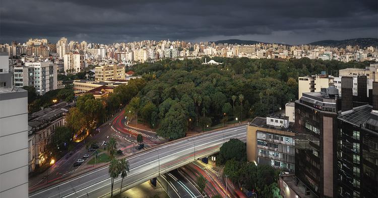 86% da capacidade de data centers nas Américas está em áreas com risco de enchentes e incêndios florestais, revela pesquisa