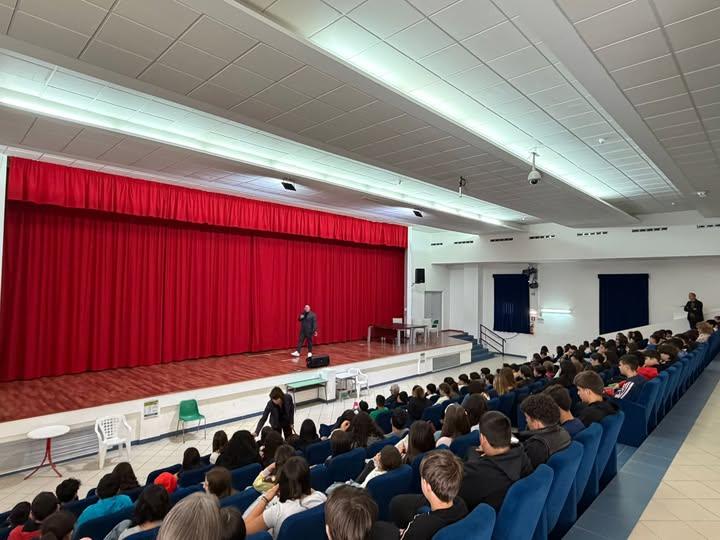 📖Nell’ambito del programma di iniziative de “Il Maggio dei Libri”, è stato presentato all’Auditorium Comunale ai ragazz...