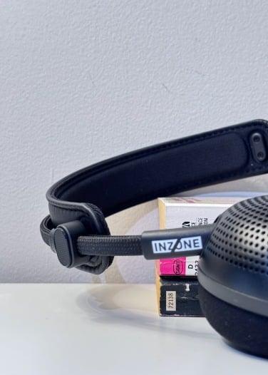 close-up of spring-adjusted headband on sony h6 air headset