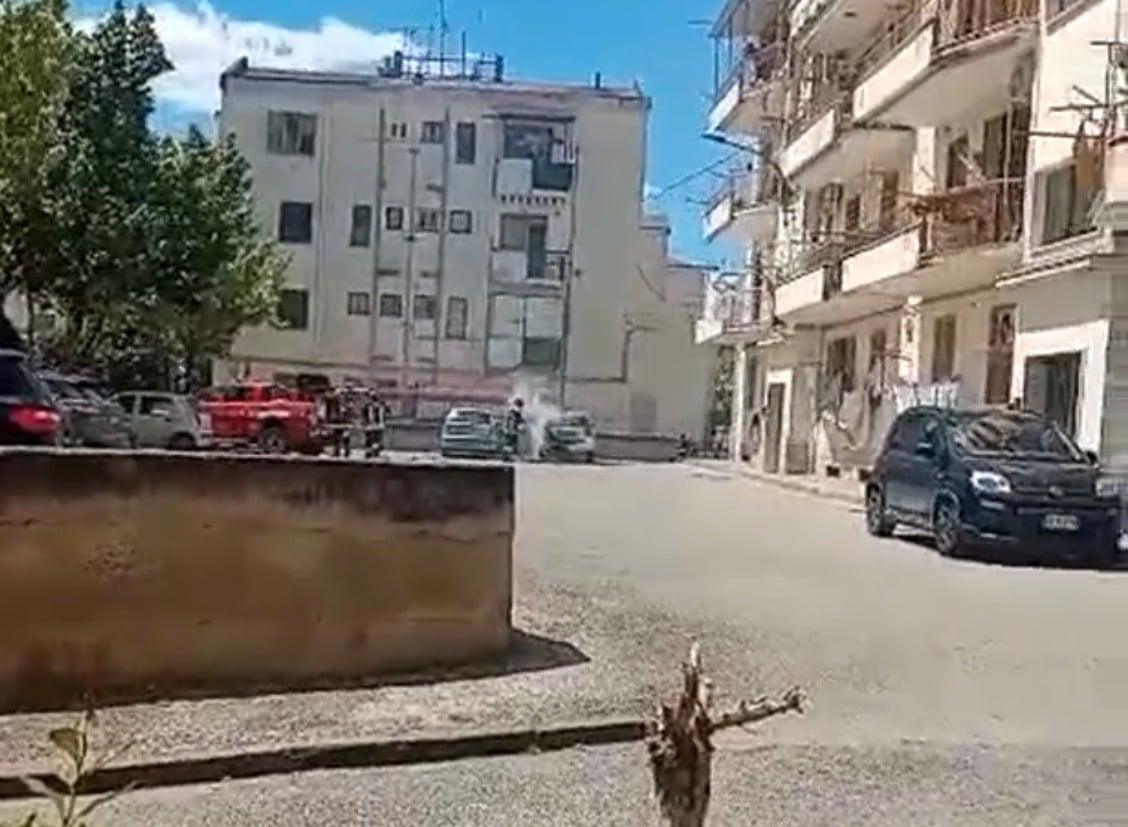 Eboli, auto in fiamme al rione Paterno: paura tra i residenti e indagini in corso