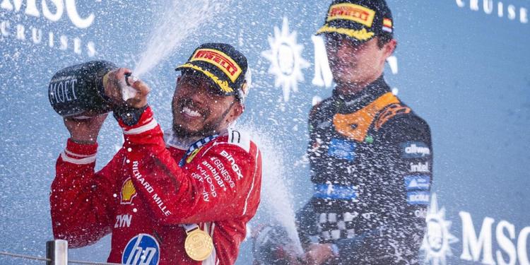 Hamilton trionfa a Barcellona, primo successo con la Ferrari. Fuori Antonelli e Leclerc