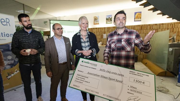 Silke Lade, DRH de Sada, a remis un chèque de 1 500 euros à l'association "Nîmes sports santé"