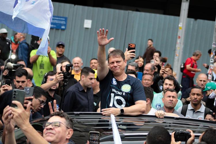 Tarcísio diz que apoiará Flávio Bolsonaro em eventual 2º turno presidencial e que poderá ajudá-lo 'até fora de SP'
