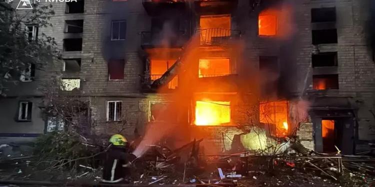 Notte di raid russi su Kiev, almeno 13 morti. Zelensky pensa al voto in autunno e chiede agli Usa di produrre i Patriot