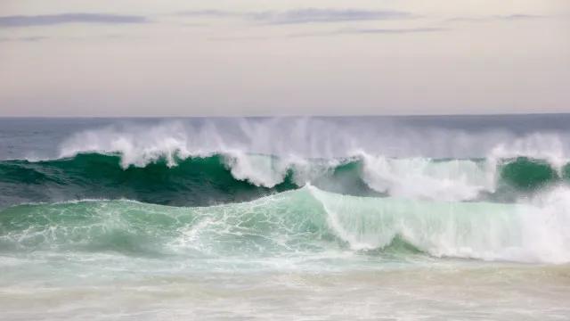 Ressaca atinge o Rio de Janeiro com ondas de até 3 metros; veja a previsão do tempo