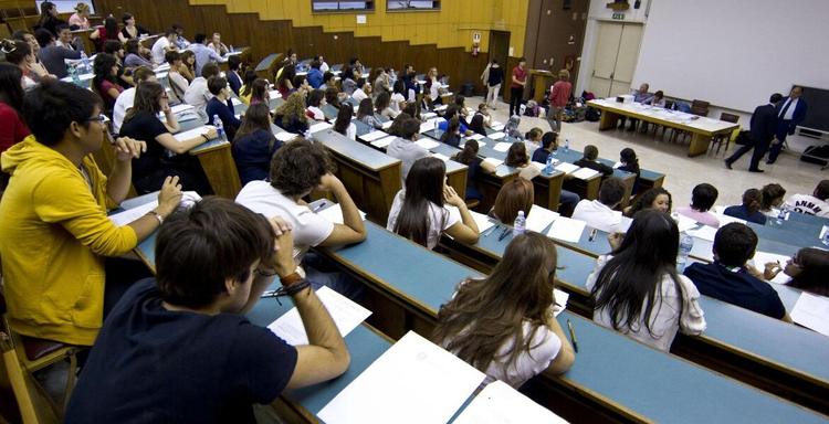 Calabria: la vera sfida è “trattenere” i giovani, 37 milioni di euro per borse di studio
