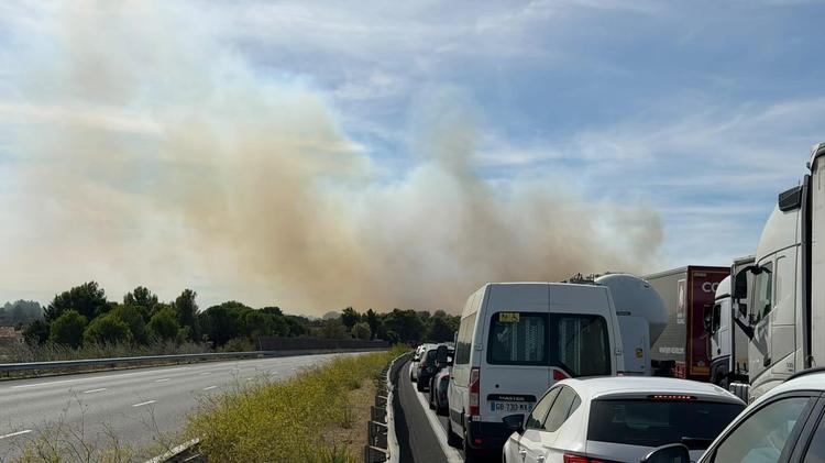 Aude : important incendie, l'autoroute A9 coupée