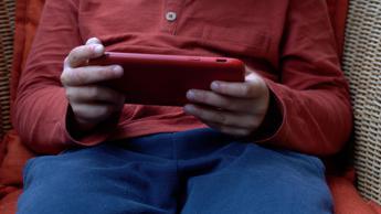 Social media, rischio uso eccessivo in estate per bambini: le raccomandazioni ai genitori