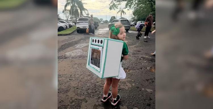 Fotógrafa prepara mochila maluca no formato de fogão e com chocotones feitos à mão para filha: 'Repercussão foi gigante'