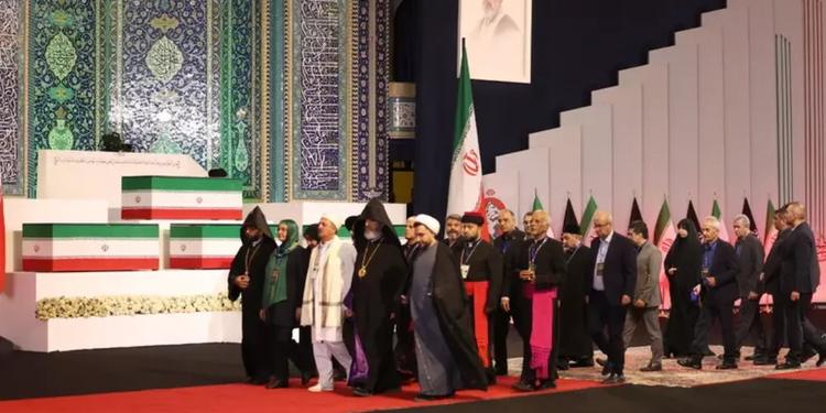 Iran, la salma di Ali Khamenei è giunta alla Grande Moschea per i funerali