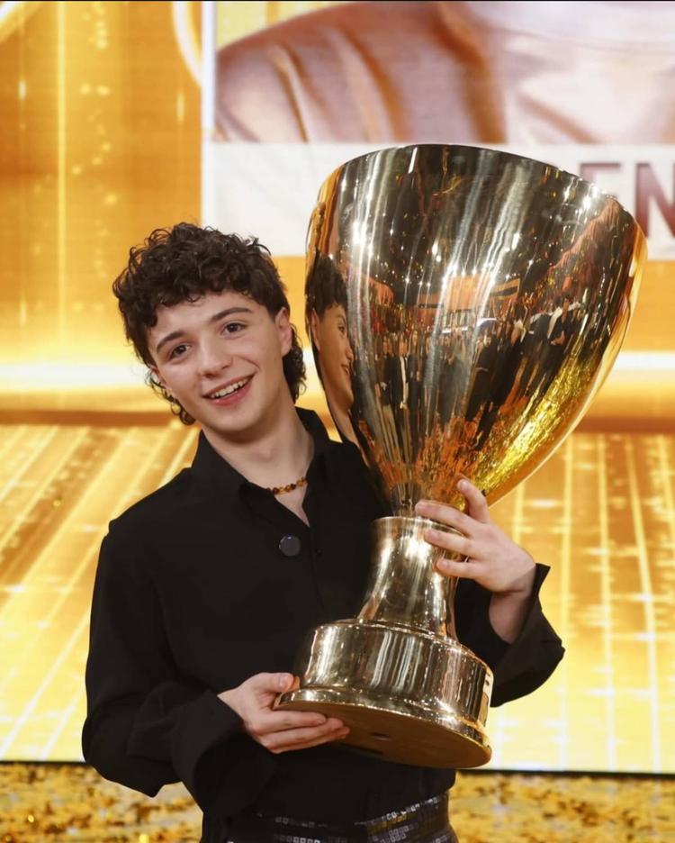 La rinascita di Lorenzo. "Ho vinto Amici ma continuo a studiare"