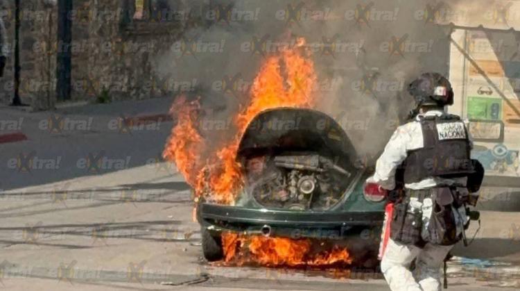 ¡Pánico en Yautepec! Feroz incendio consume auto en el centro por falla mecánica