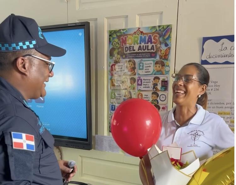 «Eres la responsable de lo que somos hoy»: agente policial emociona con grata sorpresa a su madre por su cumpleaños