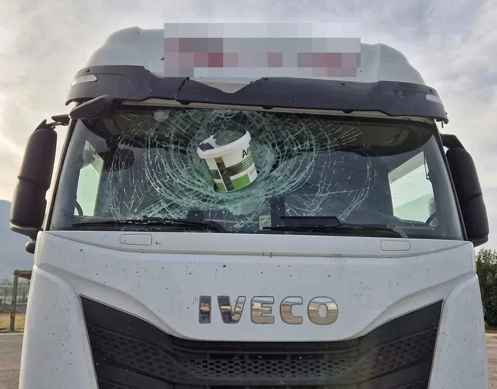 Follia sulla A2 a Buonabitacolo: secchio di bottiglie lanciato dal cavalcavia sfonda il parabrezza di un camion, ferito l’autista