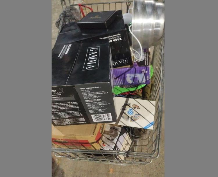 Homem furta creche e usar carrinho de supermercado para transportar objetos em Maricá