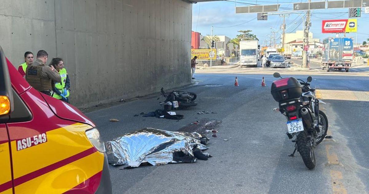 Motociclista morre após ser atropelado por carreta em Tijucas