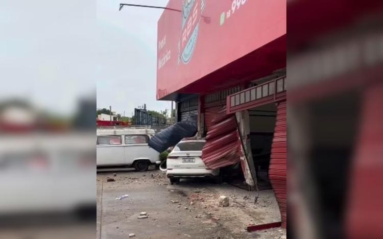 Carro invade oficina mecânica após motorista perder controle da direção em Araçatuba