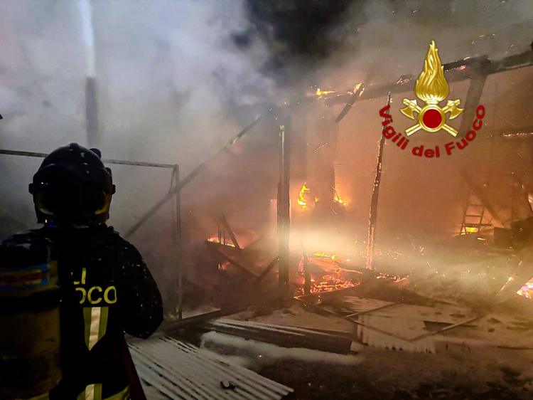 venaria reale incendio tettoia con legnaia