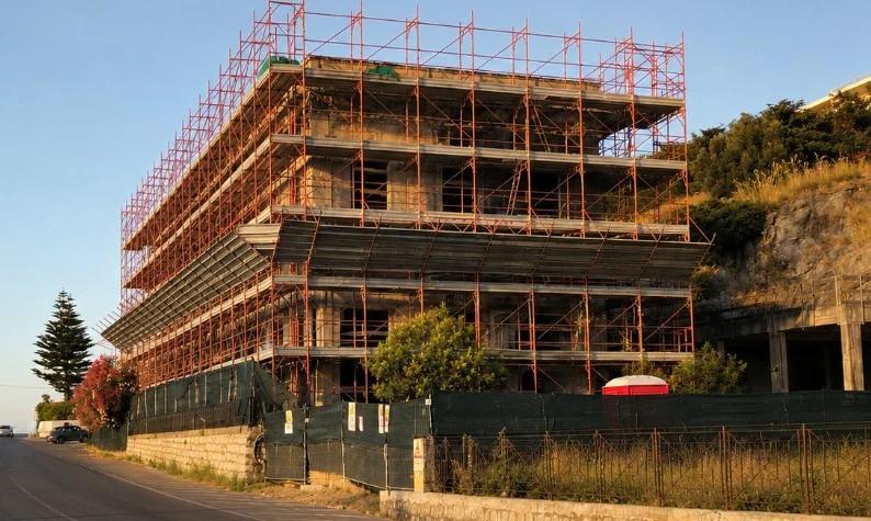Sapri, la rinascita dell’ex albergo Traiano: investitori privati cancellano gli anni di abbandono all’ingresso della baia