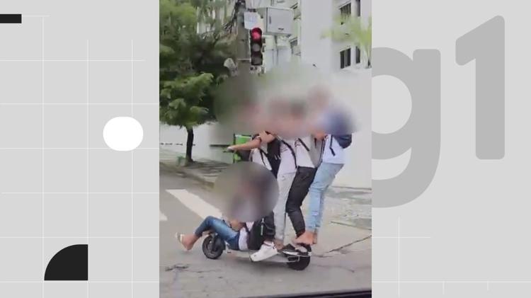 Cinco adolescentes são vistos dividindo patinete elétrico em avenida do Recife; VÍDEO