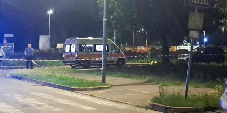 Per gioco sul cofano dell'auto dell'amico a Brescia, muore a 23 anni