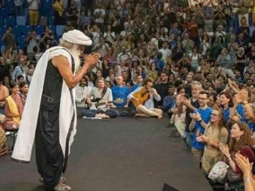 Il "guru ignorante" Sadhguru incanta Milano: la meditazione record