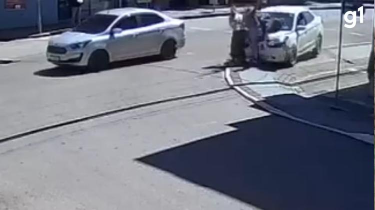 VÍDEO: carro invade calçada e atropela bebê e adultos no RS