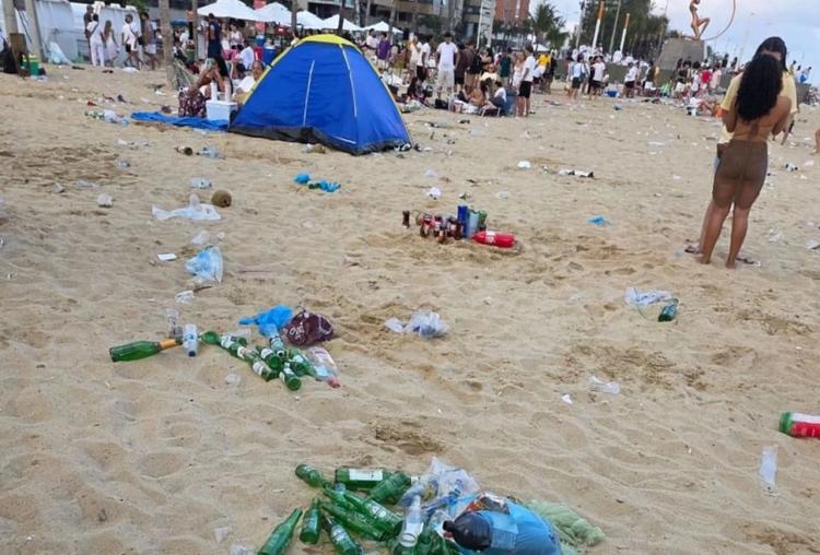 Lixo na Praia de Iracema em Fortaleza após a celebração do Ano Novo: poluição do oceano muito além da festa (Foto: Coletivo Nossa Iracema - 01/01/2026)