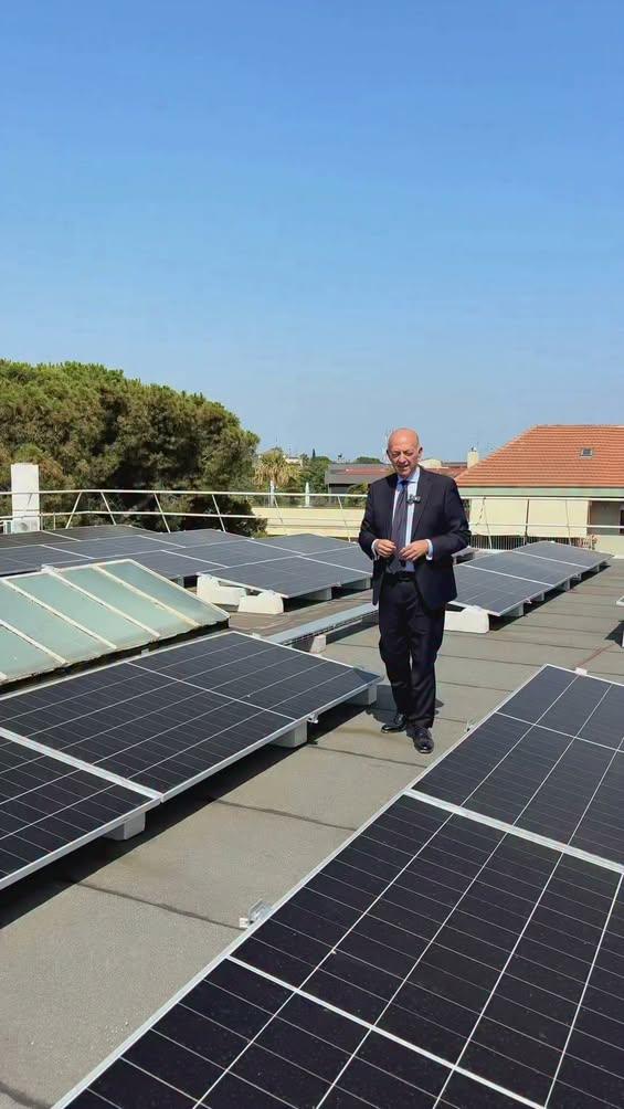 In Sicilia abbiamo sole 300 giorni l'anno. Eppure lo sprechiamo. Noi no. Impianti fotovoltaici installati sul palazzo mu...