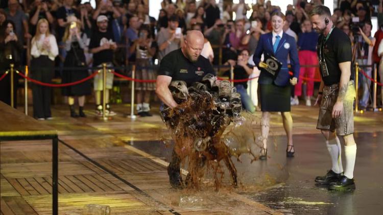 VÍDEO: engenheiro tenta recorde, mas derruba 65 kg em canecas de chope na Oktoberfest de Blumenau