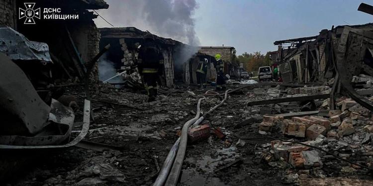 Mosca, colpito il ponte nord di Kiev: facilita il movimento delle truppe. L'appello a diplomatici e stranieri: "Lasciate Kiev"