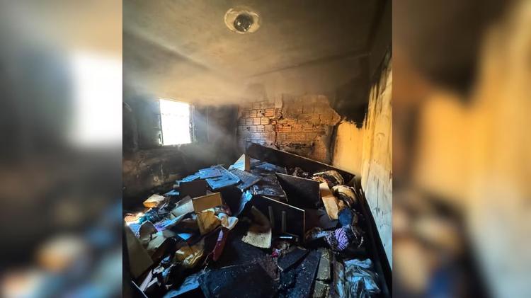 Incêndio provocado por vela de novena destrói parte de casa no interior de MG