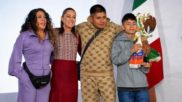 El pato Merlín conquista la mañanera de Sheinbaum y anuncian que será marca registrada