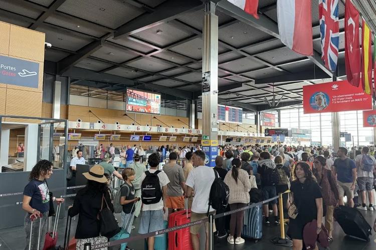 Grève des contrôleurs aériens à l'aéroport de Charleroi : 150 000 passagers sont potentiellement concernés sur plusieurs jours
