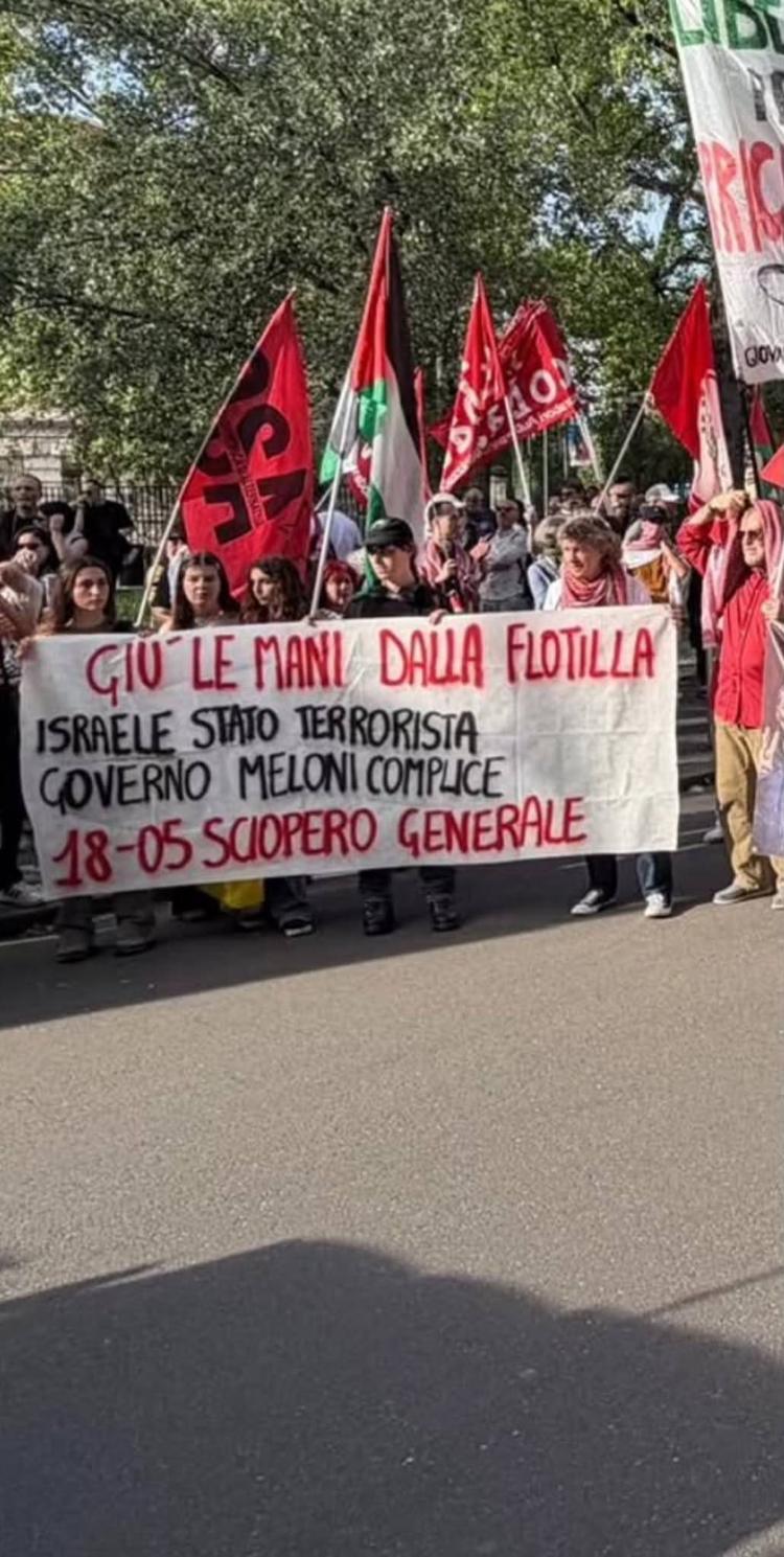 L'ultima follia dei pro Pal: striscioni e insulti alla Meloni
