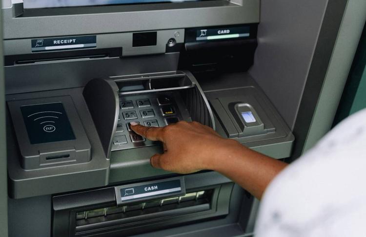 Prelievi frequenti al bancomat fanno scattare i controlli: ecco perché e a cosa stare attenti