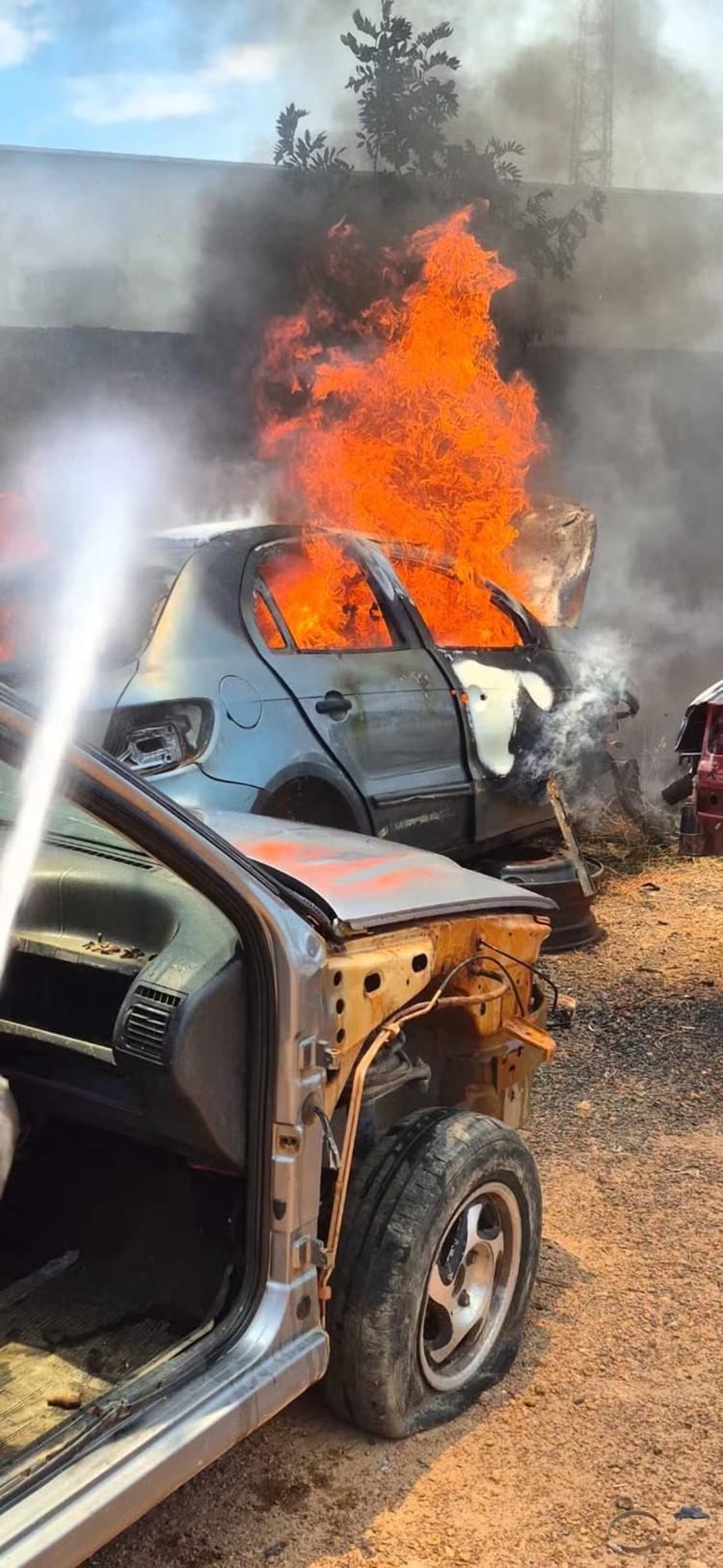Bombeiros e brigadistas arrombam cadeado de lote para combater incêndio em veículos em Rio Pardo de Minas